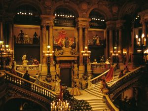 Auch ein Musical kann romantisch sein - oder eine Oper Geschenktipp: eine Eintrittskarte zu einem romantischen Musical oder einer Oper. Tickets gibt's hier.