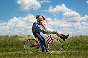 Oberflächlicher Flirt oder Kennenlernen? Hier erfährst du die Unterschiede Flirt oder Date zum Kennenlernen? Gibt es Unterschiede?